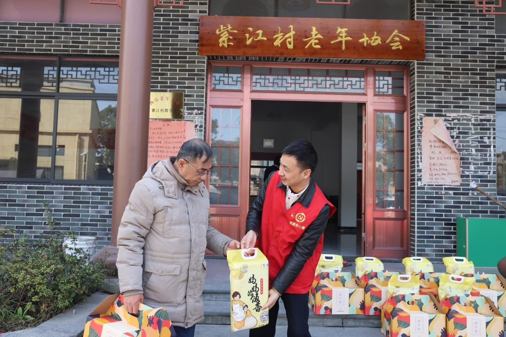 暖春意，敬老情-华体会官方网页版-华体会（中国）多年坚持慰问孤寡老人